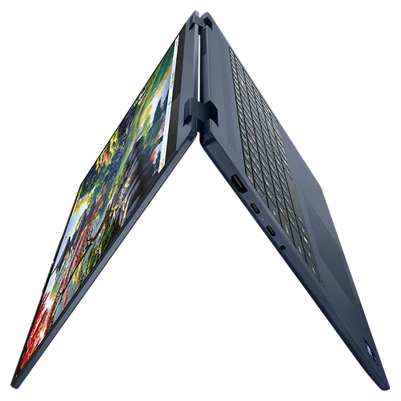 Vista de perfil izquierdo en modo tienda del portátil Lenovo IdeaPad 5i 2 en 1 10ª generación (16" Intel) en Cosmic Blue.