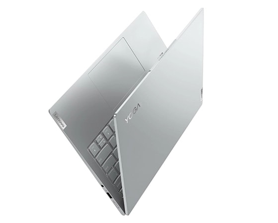 Notebook Lenovo Yoga Slim 7i Pro di settima generazione leggermente aperto, con tastiera e touchpad