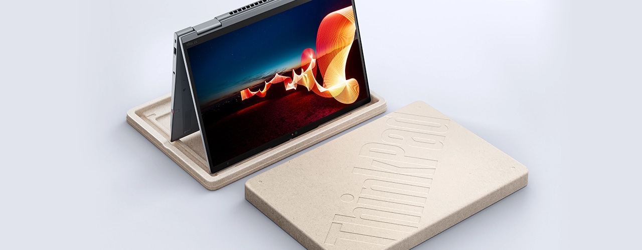 Portable Lenovo ThinkPad X1 Yoga Gen 8 2-en-1 en mode tente sur l’emballage compostable sans plastique.