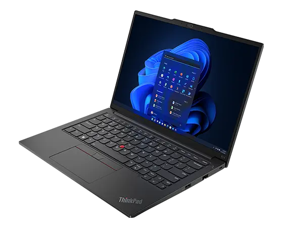 Lenovo ThinkPad E14 Gen 5 (14" AMD) Notebook in Graphite Black – Vorderansicht von rechts mit geöffnetem Deckel und dem Windows 11-Menü auf dem Display