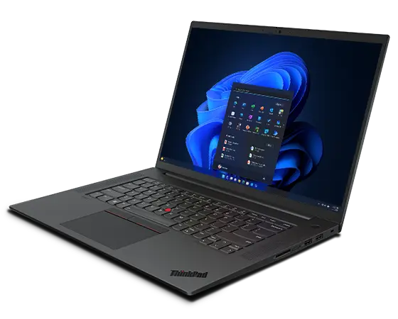 La station de travail portable Lenovo ThinkPad P1 Gen 6 (16 » Intel) en face avant, ouverte à un angle, montrant le clavier complet, l’écran de démarrage avec Windows 11 et les ports du côté droit