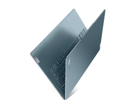 Gedeeltelijk geopende Yoga Slim 7 Gen 8-laptop, naar boven gericht