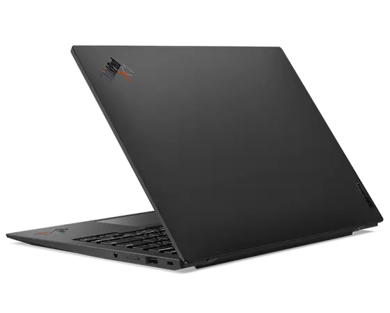 Rückseite des Lenovo ThinkPad X1 Carbon Gen 10 Notebooks mit Blick auf den Gehäusedeckel mit dem Produktnamen.