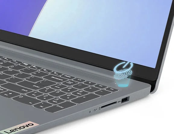 Détail du lecteur d'empreintes digitales intégré au bouton d'alimentation sur l'ordinateur portable Lenovo IdeaPad Slim 3i Gen 8.