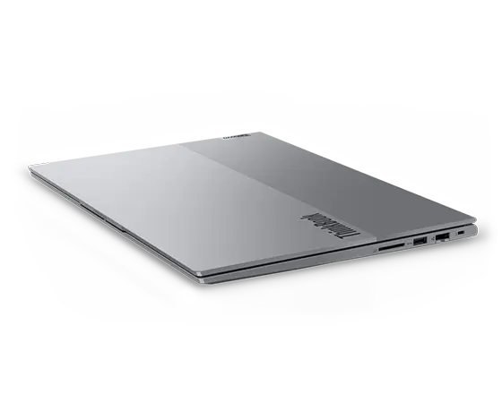 Vista del Lenovo ThinkBook 16 de 6.ª generación con la cubierta cerrada en dos tonos en Arctic Grey.