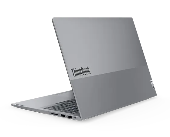 Vista del portátil Lenovo ThinkBook 16 de 6.ª generación girado hacia atrás mostrando la cubierta superior en dos tonos con puertos en el lateral derecho.