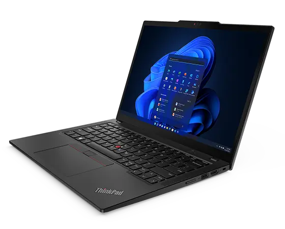 Lenovo ThinkPad X13 Gen 4 Notebook, um 90° aufgeklappt, Schrägansicht von oben mit Blick auf die rechtsseitigen Anschlüsse, auf dem Display ist das Windows 11 Pro Startmenü erkennbar.