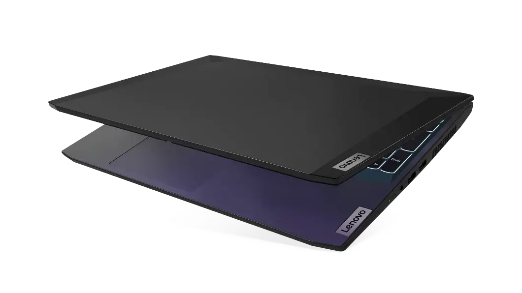 Notebook Lenovo IdeaPad Gaming 3i de 6ta generación (15.6”, Intel): vista frontal derecha ¾ tomada ligeramente desde arriba con la tapa parcialmente abierta y la retroiluminación del teclado en blanco