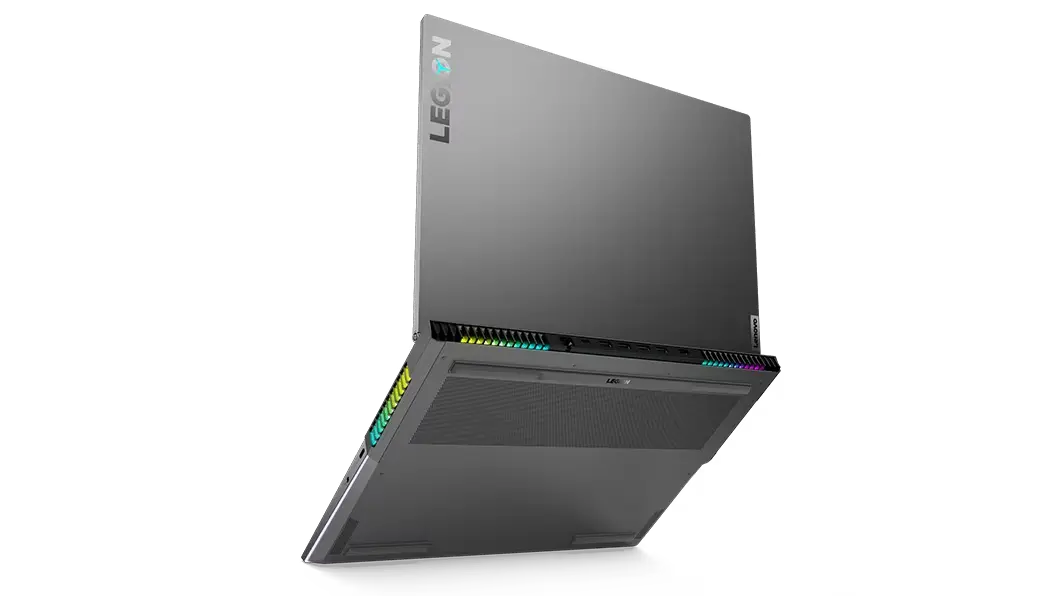 Laptop gaming Lenovo Legion 7 6ta Gen (16”, AMD) vista desde un ángulo trasero