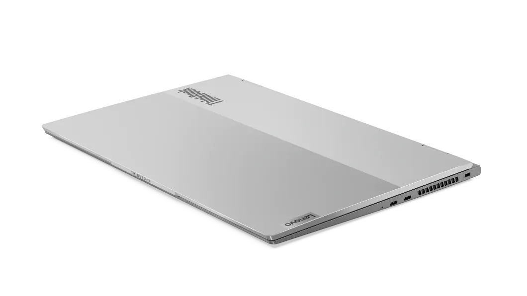 Imagen frontal y de semiperfil de la laptop Lenovo ThinkBook 16p 2da Gen (16”, AMD) cerrada