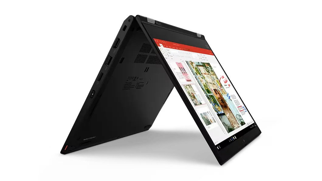 La ThinkPad L13 Yoga de 2da Gen (13'', AMD) en un ángulo de 280 grados para presentar una diapositiva de PowerPoint que muestra una autopista atravesando un territorio boscoso.