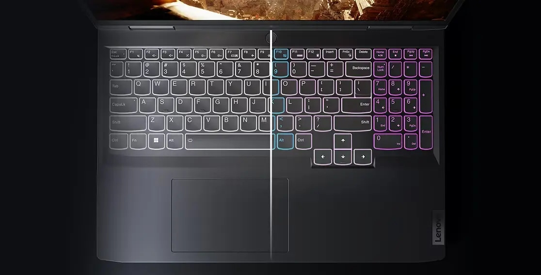 Primer plano del portátil para videojuegos Lenovo LOQ 16IRH8 mostrando el teclado con retroiluminación blanca en la mitad izquierda y retroiluminación RGB opcional en la mitad derecha