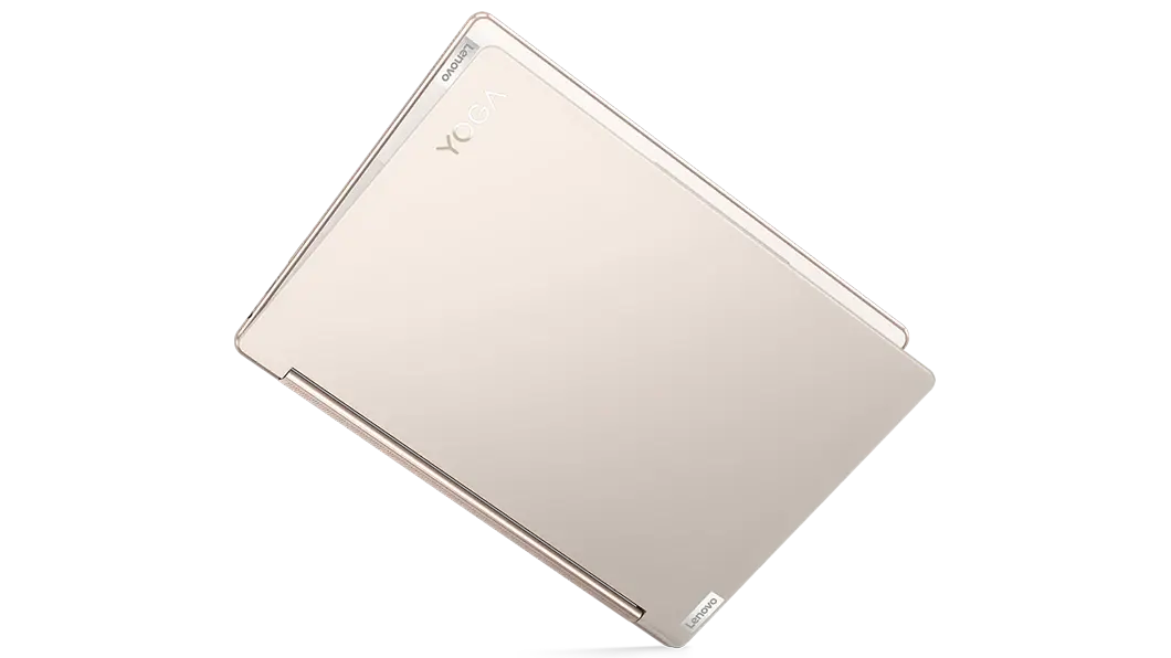 Vista de la portátil Lenovo Yoga 9i 7ma Gen (14&quot;, Intel) semicerrada, apoyada en una de sus puntas, en color oatmeal (avena)