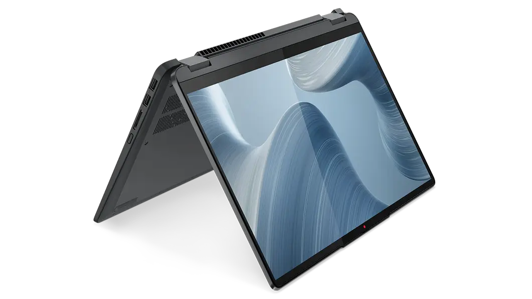 Imagen de semiperfil izquierdo de la laptop IdeaPad Flex 5i 7ma Gen (14″, Intel) en modo carpa (tent), en color storm grey (gris tormenta)