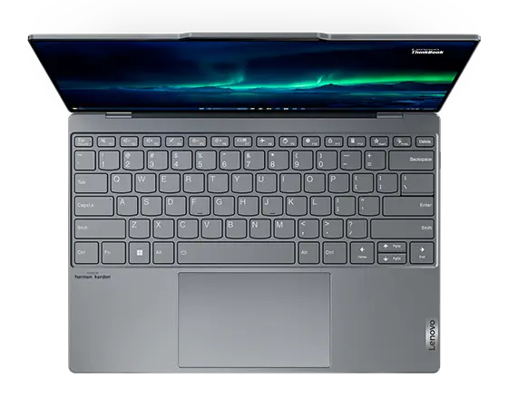 Lenovo ThinkBook 13x Gen 4 (13" Intel) Notebook – Ansicht von oben, mit weit geöffnetem Deckel und einem Bild der Aurora Borealis über Eisbergen auf dem Display