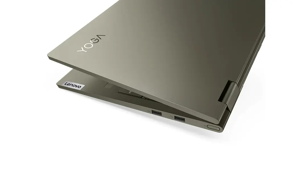 Vista de la laptop 2 en 1 Yoga 7i (15.6”, Intel) casi cerrada en color slate grey (gris pizarra)