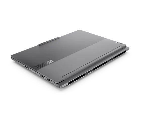 Schrägansicht von rechts hinten des Lenovo ThinkBook 16p Gen 5 Notebooks (16 Zoll Intel) mit geschlossenem Deckel und ThinkBook Logo auf dem Deckel.
