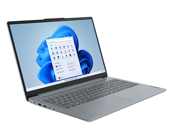 Forside, venstre sidevisning av Lenovo IdeaPad Slim 3i Gen 9 14" bærbar PC i Artic Grey med deksel åpen i bred vinkel og Windows 11 Pro-menyen på skjermen.