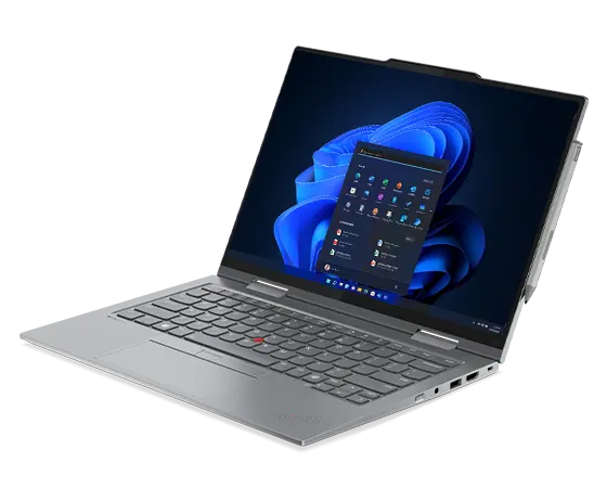 Vorderseite des wandelbaren Lenovo ThinkPad X1 2-in-1-Notebook, schräg zur Sicht auf die Anschlüsse auf der rechten Seite mit dem Startmenü von Windows 11 Pro auf dem Display.