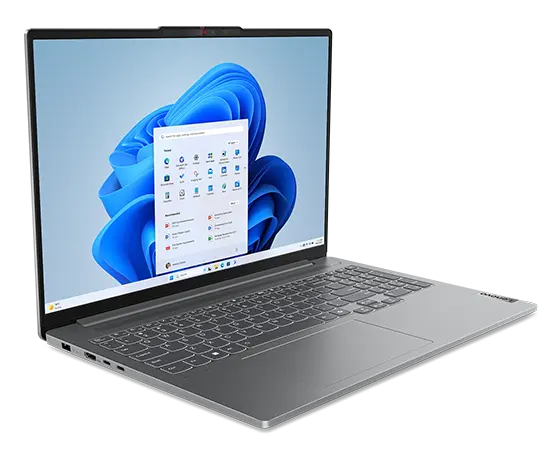 Vooraanzicht van de linkerzijde van de Lenovo IdeaPad Pro 5 Gen 9 16 inch AMD-laptop met de klep 90 graden geopend, met weergave van het toetsenbord en een Windows 11 Pro-menu op het beeldscherm.
