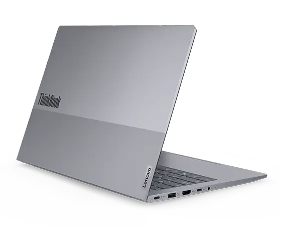 Achterzijde van de Lenovo ThinkBook 14 Gen 7-laptop, geopend, met weergave van de tweekleurige klep en poorten aan de linkerzijde.