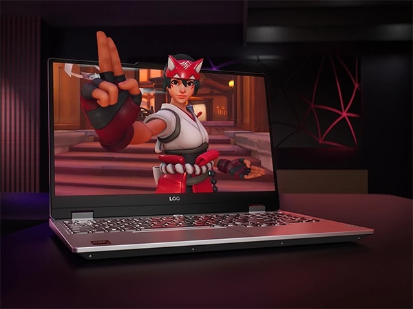 Вид спереди слева на ноутбук Lenovo LOQ 15AHP9 с изображением игрового персонажа, жестикулирующего за пределами экрана