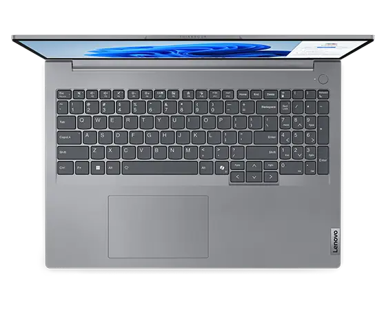 Verkort beeld van de bovenzijde van de Lenovo ThinkBook 16 Gen 7 (16'' Intel)-laptop, 90 graden geopend, met weergave van het toetsenbord en touchpad.