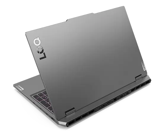 Vista del ángulo posterior derecho de la laptop Lenovo LOQ Gen 9 (15”, AMD), abierta