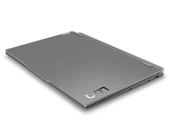 Vista del ángulo frontal derecho de la laptop Lenovo LOQ Gen 9 (15”, AMD), cerrada