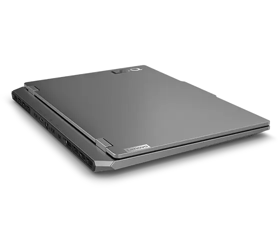 Vista del ángulo posterior izquierdo de la laptop Lenovo LOQ Gen 9 (15”, AMD), cerrada