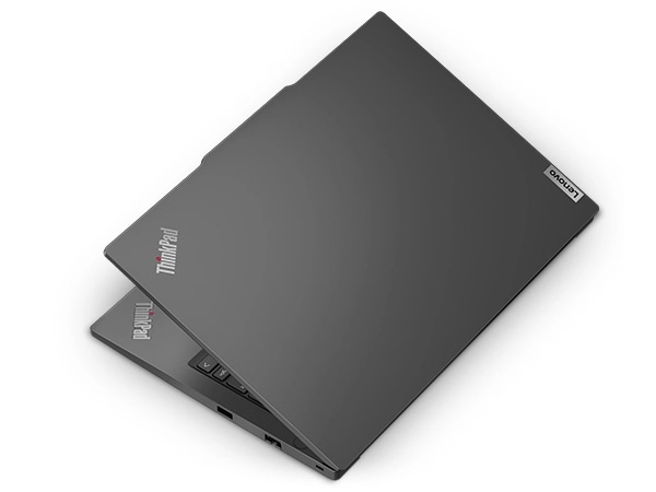 Góc nhìn từ trên xuống của máy tính xách tay Lenovo ThinkPad E14 Gen 6 (14” Intel), mở hơi mở, để lộ nắp trên.