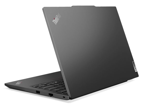 Seitenansicht des Notebooks Lenovo ThinkPad E14 Gen 6 (14'' Intel) von hinten, leicht geöffnet, mit Blick auf den Gehäusedeckel und einen Teil der Tastatur.