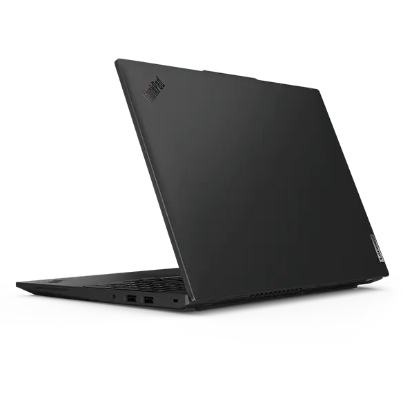 Rückansicht des Lenovo ThinkPad L16 Notebooks, um 60 Grad geöffnet, mit Anschlüssen.