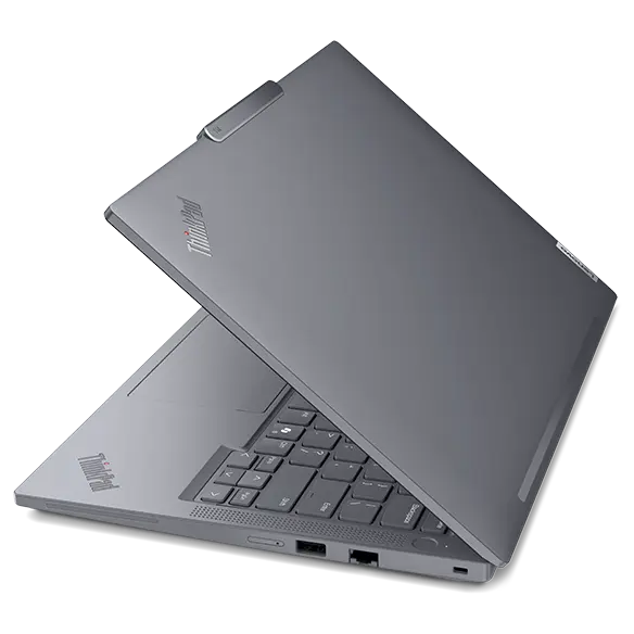 Vista trasera, lado derecho del portátil Lenovo ThinkPad T14 Gen 5 (14'' Intel) Luna Grey abierto en ángulo agudo, enfocando sus cinco puertos laterales derechos con el logotipo ThinkPad visible en la cubierta superior.