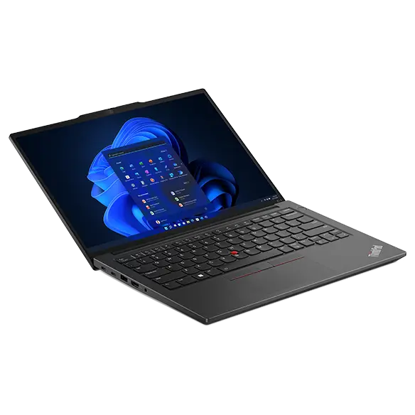Lenovo ThinkPad E14 Gen 5-laptop (14″ AMD) in Graphite Black - bovenaanzicht van de linkervoorzijde, klep ongeveer 135 graden geopend, met weergave van het Windows 11-menu op het beeldscherm