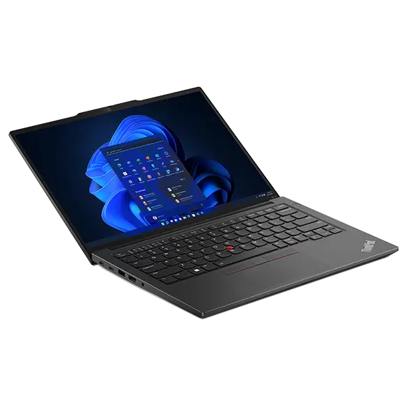 Lenovo ThinkPad E14 Gen 5 (14″ AMD) Notebook in Graphite Black – Vorderansicht von links oben mit einem etwa um 135 Grad geöffnetem Deckel und dem Windows 11-Menü auf dem Display