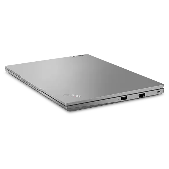Lenovo ThinkPad E14 Gen 5-laptop (14″ AMD) in Arctic Grey – gekanteld aanzicht van de rechterzijde, klep gesloten