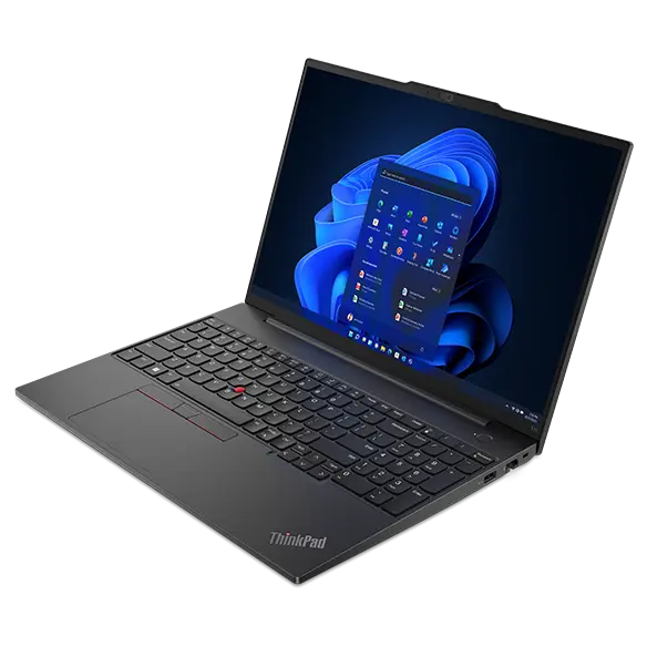 Vue en angle supérieur droit du ThinkPad E16 Gen 1 (16 AMD)