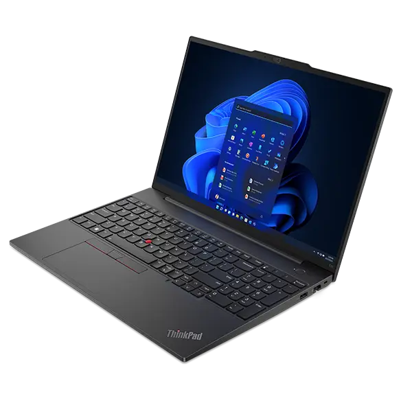 Portable Lenovo ThinkPad E16 (16 po Intel) - vue avant à partir de droite, couvercle ouvert, avec menu Windows sur l’écran