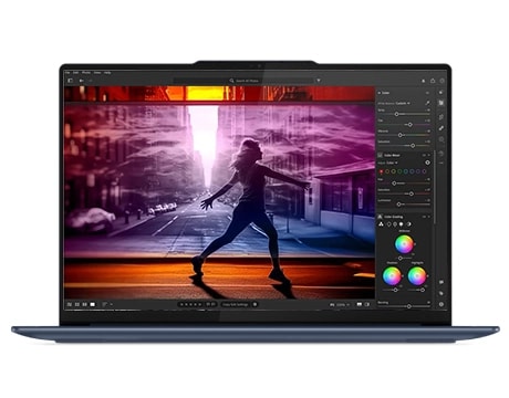 Plesalka se pojavi na barvitem ozadju na zaslonu PureSight OLED Lenovo Yoga Slim 7x: A Copilot+ PC.