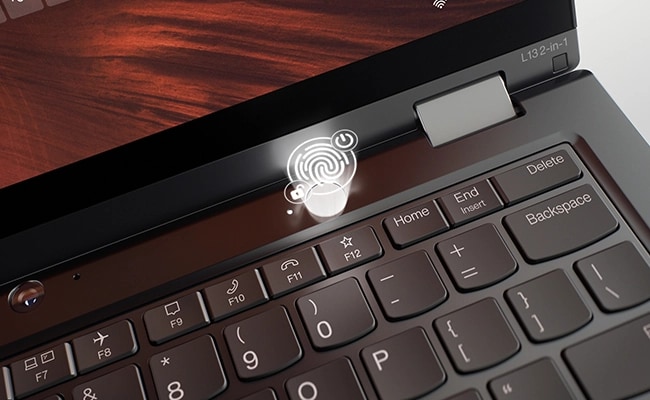 Nahaufnahme der Tastatur des Notebooks Lenovo ThinkPad L13 2-in-1 Gen 5 mit Fokus auf der Einschaltfunktion per Fingerabdruck.