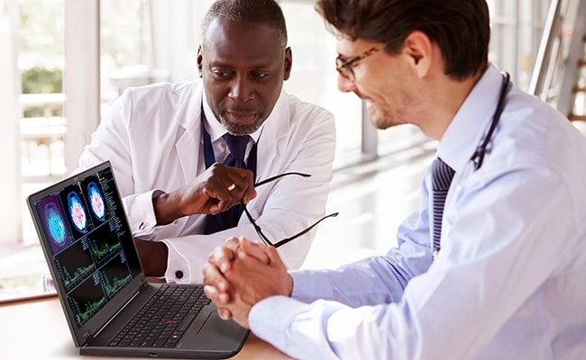 Mediziner sehen sich auf der mobilen Workstation Lenovo ThinkPad L16 P16v G2 hochwertige 3D-Visualisierungen an.