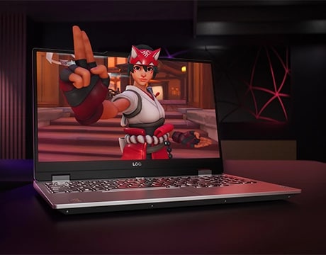 El portátil Lenovo LOQ 15ARP9 con un personaje de videojuego saliendo de la pantalla