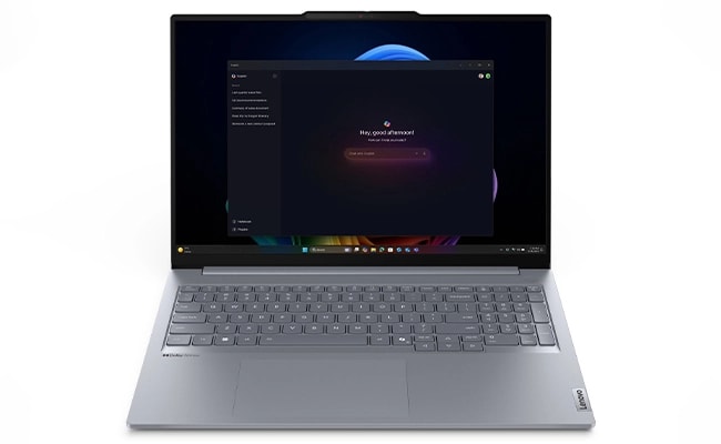 Das Lenovo ThinkBook 16 Gen 7 (16″ Snapdragon) Notebook von vorne, mit dem auf dem Bildschirm geöffneten Dashboard des Copilot und einer Suchleiste in der Mitte für die Eingabe von Befehlen oder Abfragen