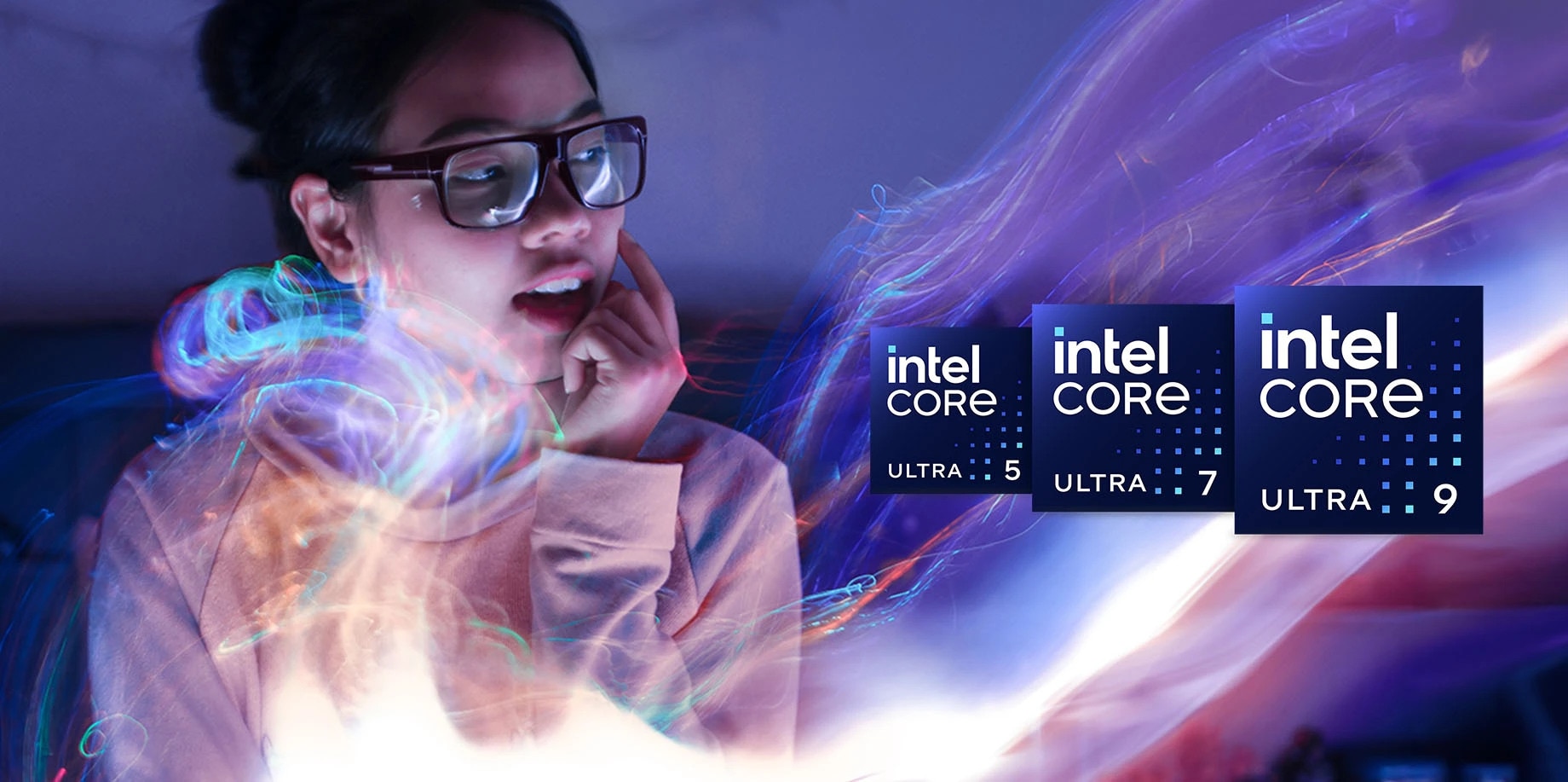 Intel Core Ultra 標誌置於背景中顯示一位年輕女子的畫面上，該女子看向一側，周圍環繞紅色、藍色和紫色的色彩漩渦