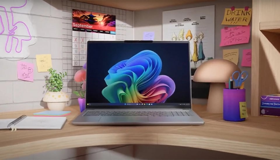 Un portátil IdeaPad Pro en un escritorio.