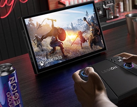 A user plays a game on the Lenovo Legion Go Gen 2 (8.8”) in console mode. מחשב גיימינג נייד Legion Go Gen 2 8AHP2 83N1000YIV מבית Lenovo