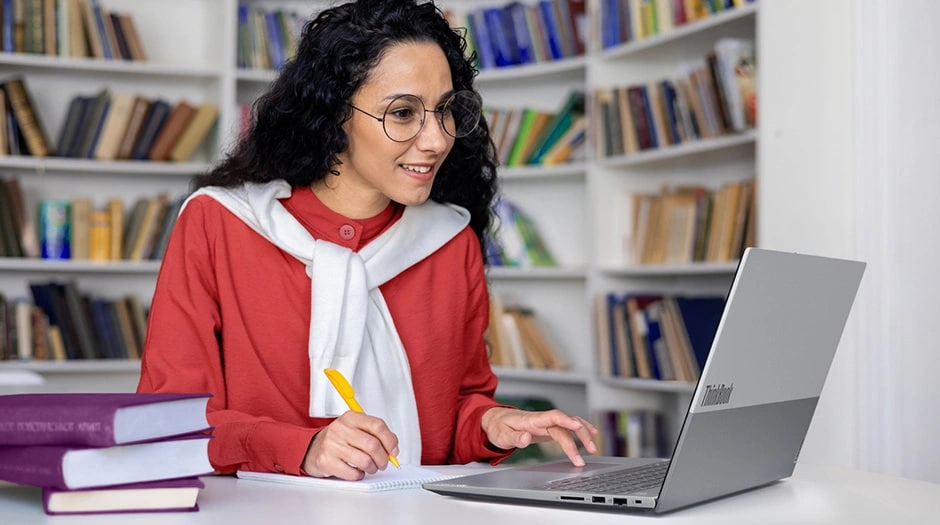 La potencia que necesitas está aquí con la laptop Lenovo ThinkBook 16 Gen 9 (AMD), perfeccionada para cargas de trabajo creativas.