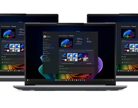 Windows 11 Pro Personalisierungsmenüs auf den Displays von 3 Lenovo ThinkBook 14 Gen 9 Notebooks.