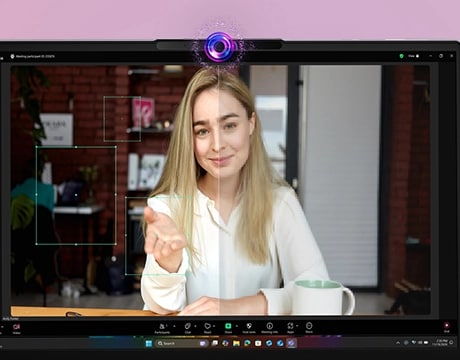 Display mit der verwendeten Kamera des Lenovo ThinkBook 14 Gen 9 Notebooks, wobei der Fokus auf eine lächelnde Frau liegt, die in die Kamera weist.
